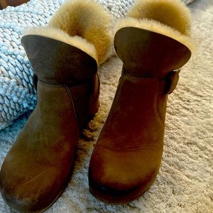 Super comfortable cozy Dansko booties with fo fur lining. Size 39